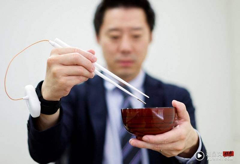 News I 日本研究人员开发奇葩新品！拿着它吃饭会比较香？ 更多热点 图4张